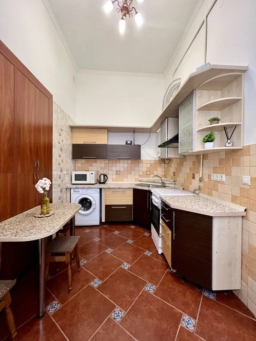 2 кім квартира 42 м2, центр Львова, вул. Театральна