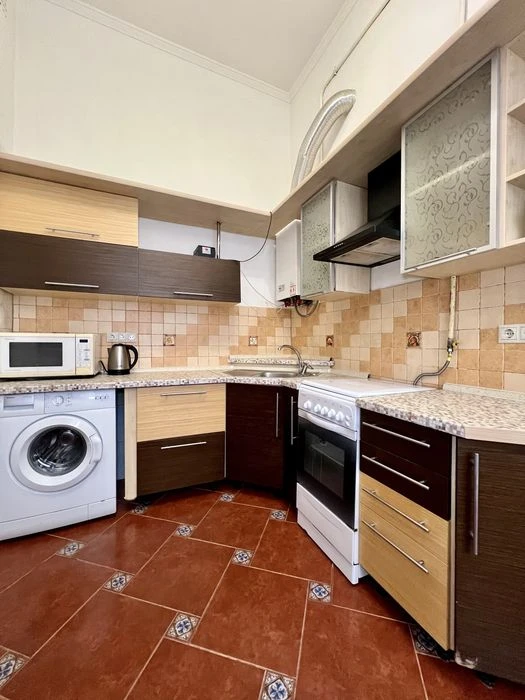 2 кім квартира 42 м2, центр Львова, вул. Театральна