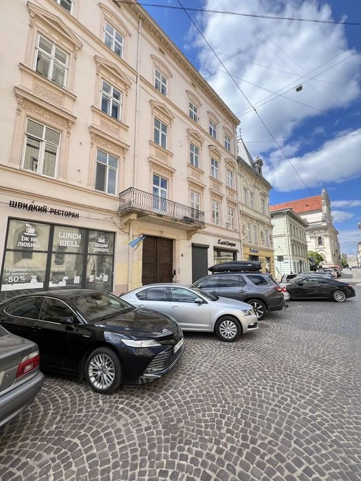 2 кім квартира 42 м2, центр Львова, вул. Театральна
