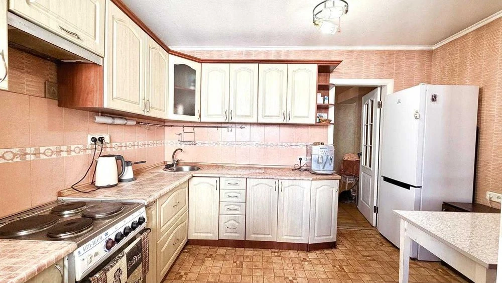 ПРОДАЖ! метро Мінська! вул. Левка Лукяненка, 18 (Тимошенка)