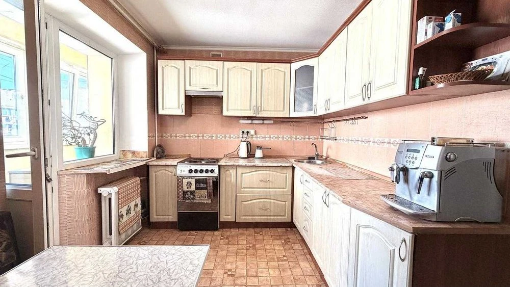 ПРОДАЖ! метро Мінська! вул. Левка Лукяненка, 18 (Тимошенка)