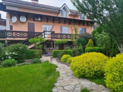 Добротний будинок в спокійному районі міста.