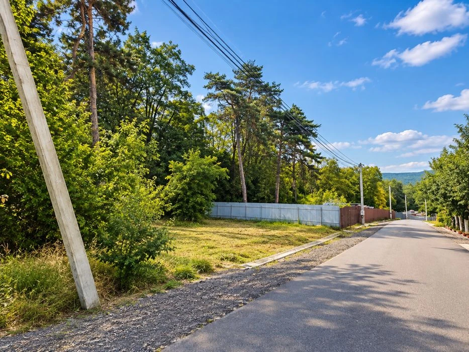 Продаж ділянок на асфальтованій вулиці під котеджи