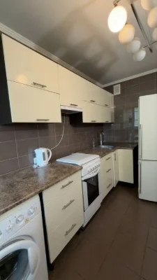 Продам простору 1-к квартиру ж/м Тополь-1 /Панікахи