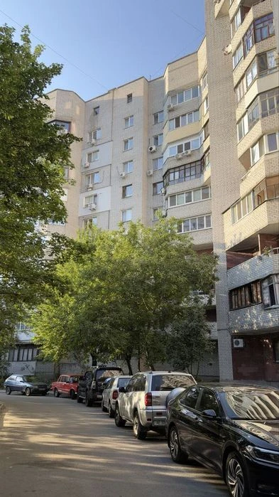 Продам простору 1-к квартиру ж/м Тополь-1 /Панікахи