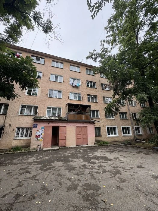 2 км в цегляному будинку вул Коновальця