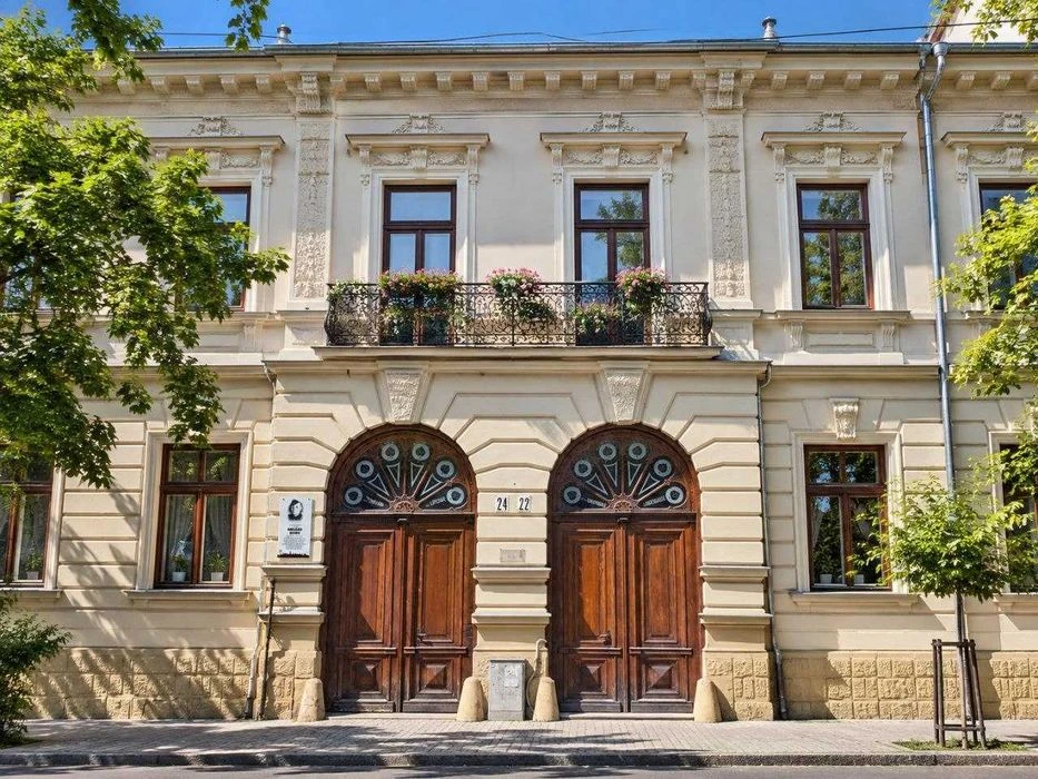 3-кімнатна квартира 95 м² в історичній кам'яниці на вул. Шев