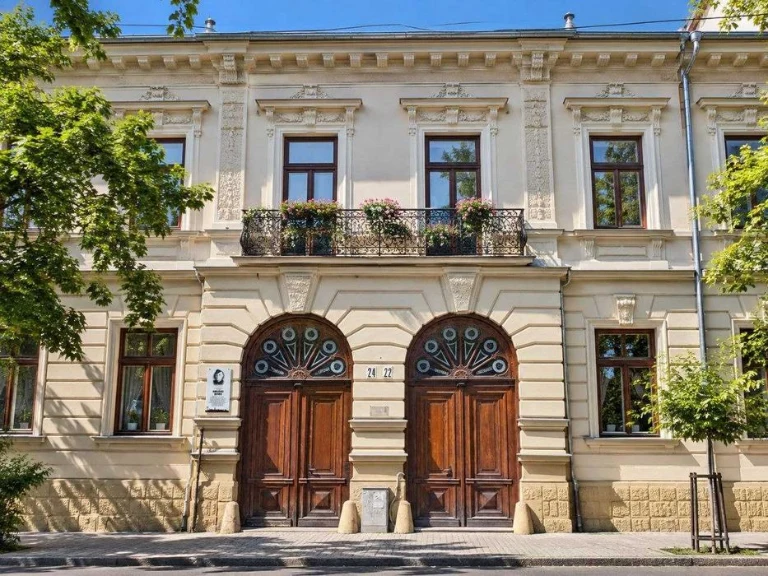 3-кімнатна квартира 95 м² в історичній кам'яниці на вул. Шев