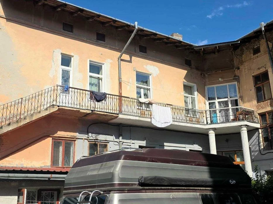 3-кімнатна квартира 95 м² в історичній кам'яниці на вул. Шев