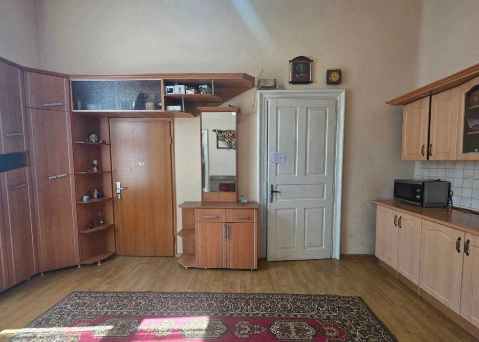 3-кімнатна квартира 95 м² в історичній кам'яниці на вул. Шев