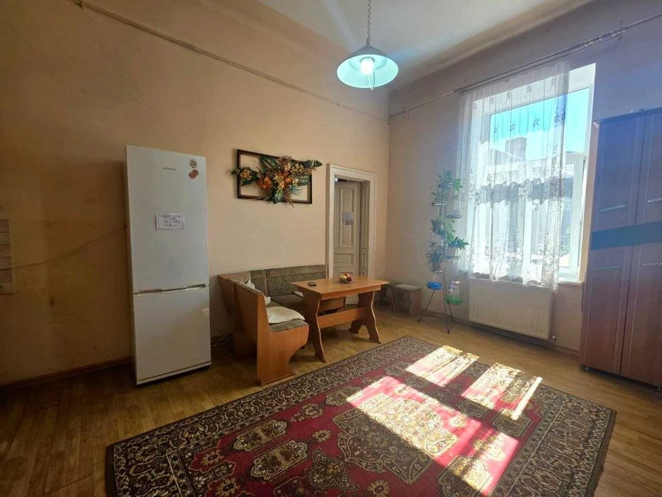3-кімнатна квартира 95 м² в історичній кам'яниці на вул. Шев