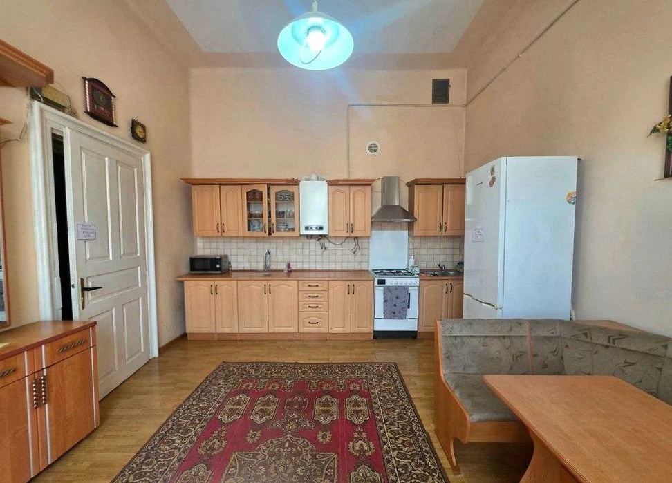 3-кімнатна квартира 95 м² в історичній кам'яниці на вул. Шев