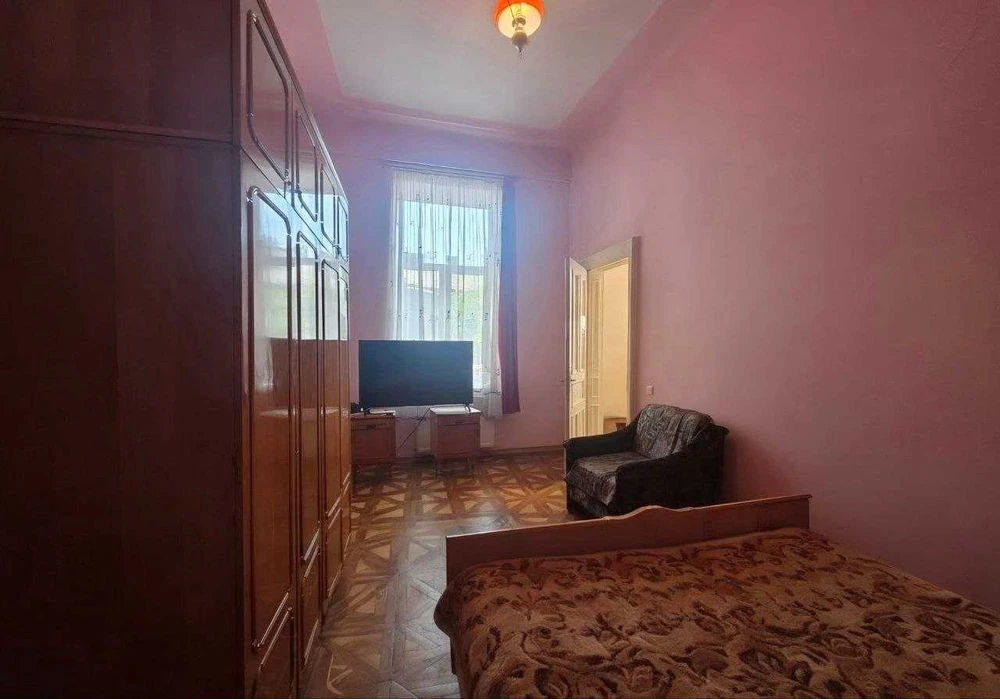 3-кімнатна квартира 95 м² в історичній кам'яниці на вул. Шев