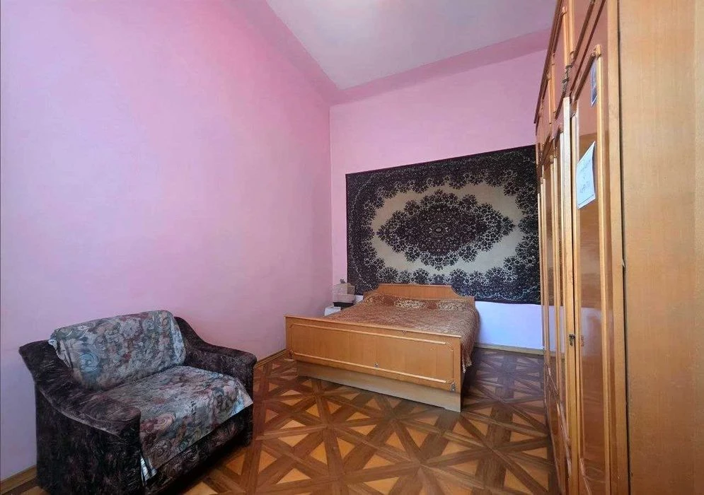 3-кімнатна квартира 95 м² в історичній кам'яниці на вул. Шев