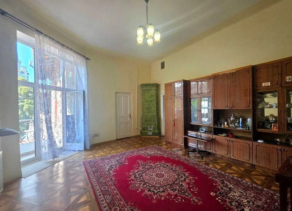 3-кімнатна квартира 95 м² в історичній кам'яниці на вул. Шев