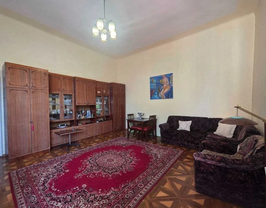 3-кімнатна квартира 95 м² в історичній кам'яниці на вул. Шев