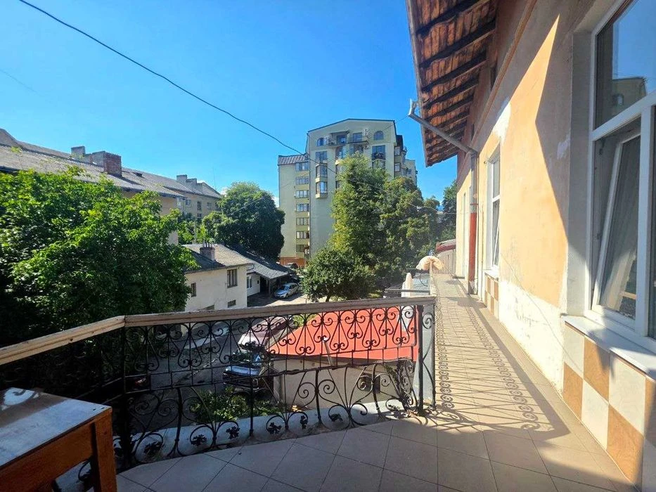 3-кімнатна квартира 95 м² в історичній кам'яниці на вул. Шев