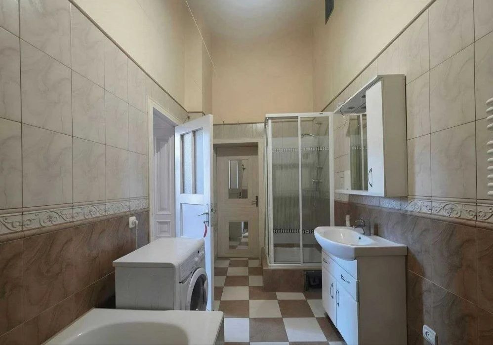 3-кімнатна квартира 95 м² в історичній кам'яниці на вул. Шев