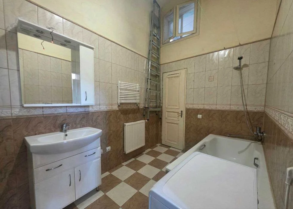 3-кімнатна квартира 95 м² в історичній кам'яниці на вул. Шев