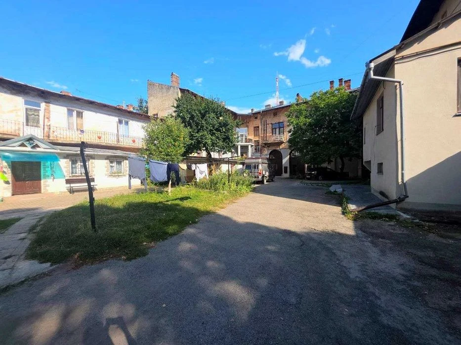 3-кімнатна квартира 95 м² в історичній кам'яниці на вул. Шев