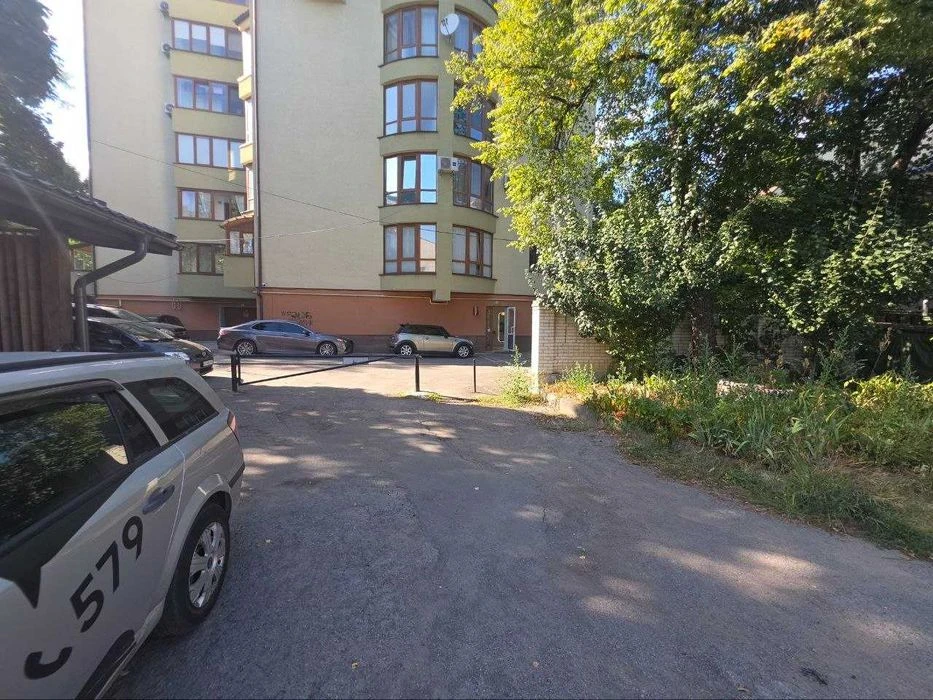 3-кімнатна квартира 95 м² в історичній кам'яниці на вул. Шев
