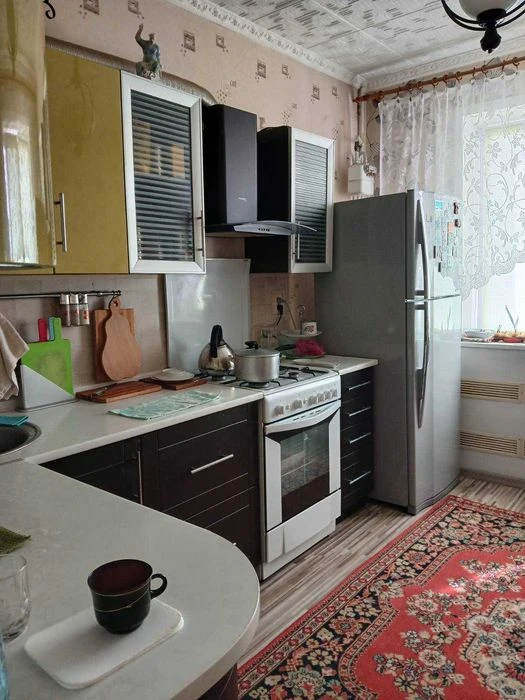 I will sell a 4-room apartment in Zaporozhye, Khortytskyi district. IN