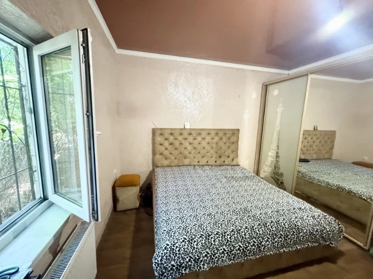 Продам двокімнатну квартиру. Кухня  12 кв.м! Закритий двір.