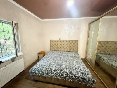 Продам двокімнатну квартиру. Кухня  12 кв.м! Закритий двір.