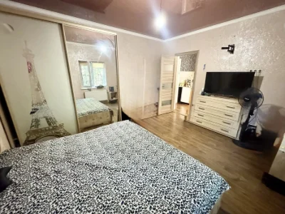 Продам двокімнатну квартиру. Кухня  12 кв.м! Закритий двір.