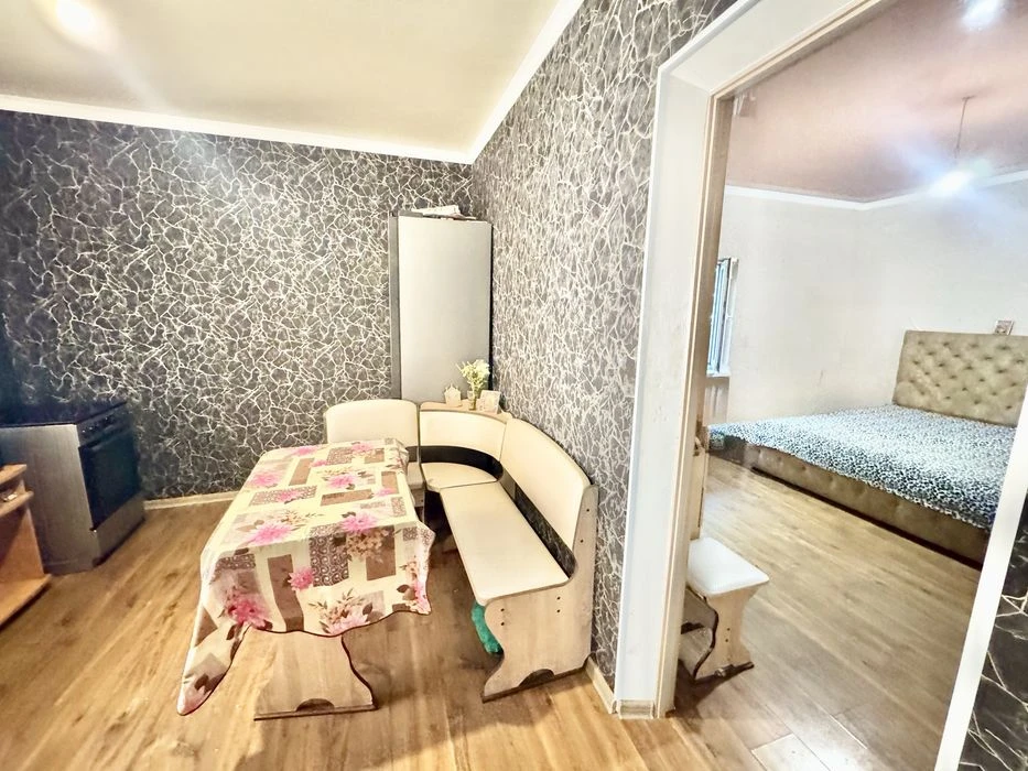 Продам двокімнатну квартиру. Кухня  12 кв.м! Закритий двір.