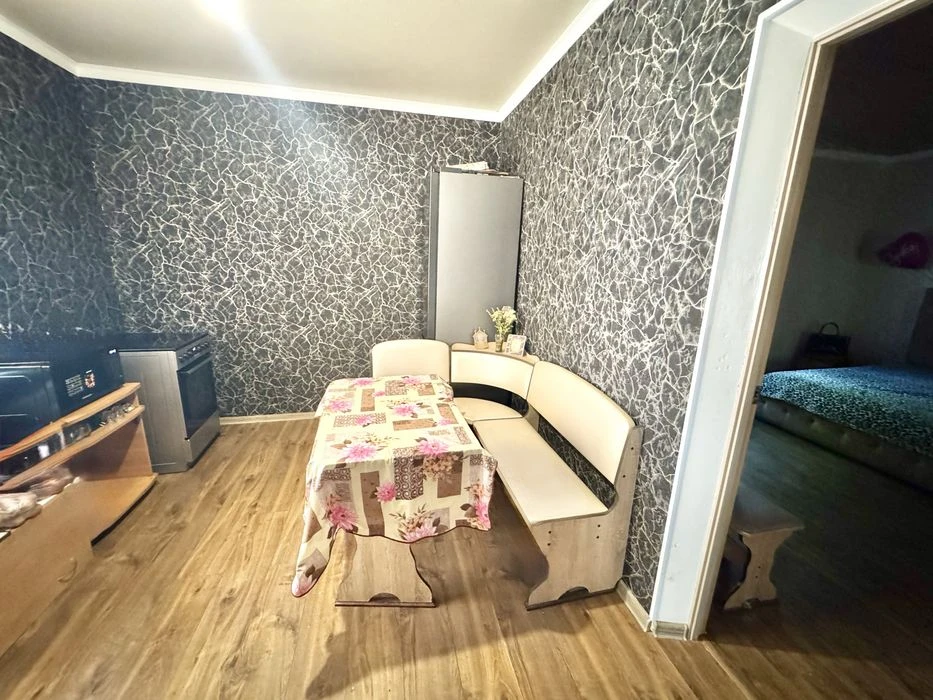 Продам двокімнатну квартиру. Кухня  12 кв.м! Закритий двір.