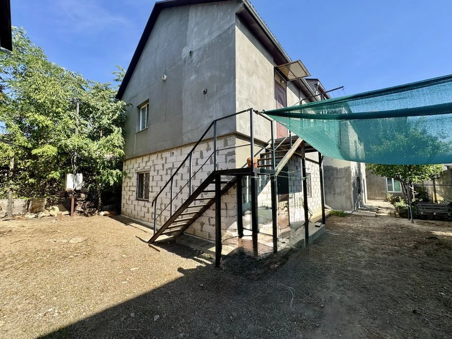 Продам двокімнатну квартиру. Кухня  12 кв.м! Закритий двір.