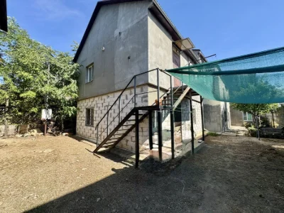 Продам двокімнатну квартиру. Кухня  12 кв.м! Закритий двір.