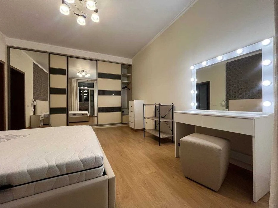 Печерськ, Маккейна, метро Либідська, є паркомісце, 2 кімнатн