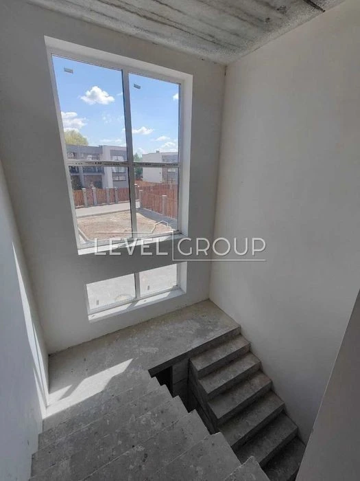 Продаж двоповерхового будинку в закритому КМ Osocor House/ву