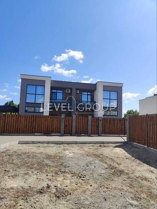 Продаж двоповерхового будинку в закритому КМ Osocor House/ву