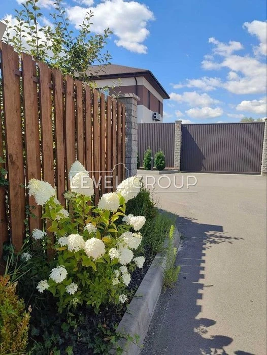 Продаж двоповерхового будинку в закритому КМ Osocor House/ву
