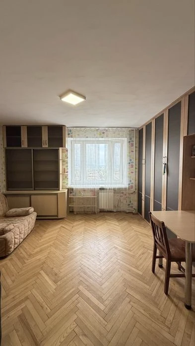Оренда 3-кім. квартири в цегляному будинку поруч з метро!