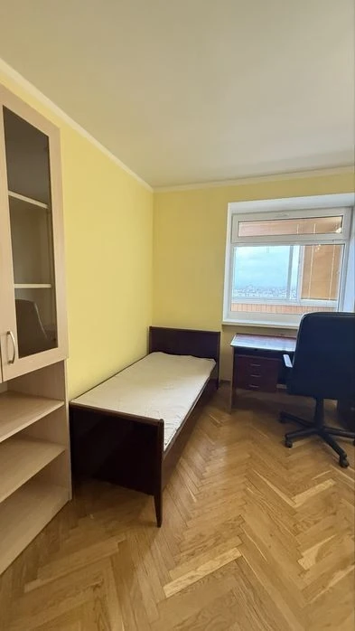 Оренда 3-кім. квартири в цегляному будинку поруч з метро!