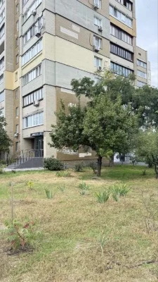 Оренда 3-кім. квартири в цегляному будинку поруч з метро!