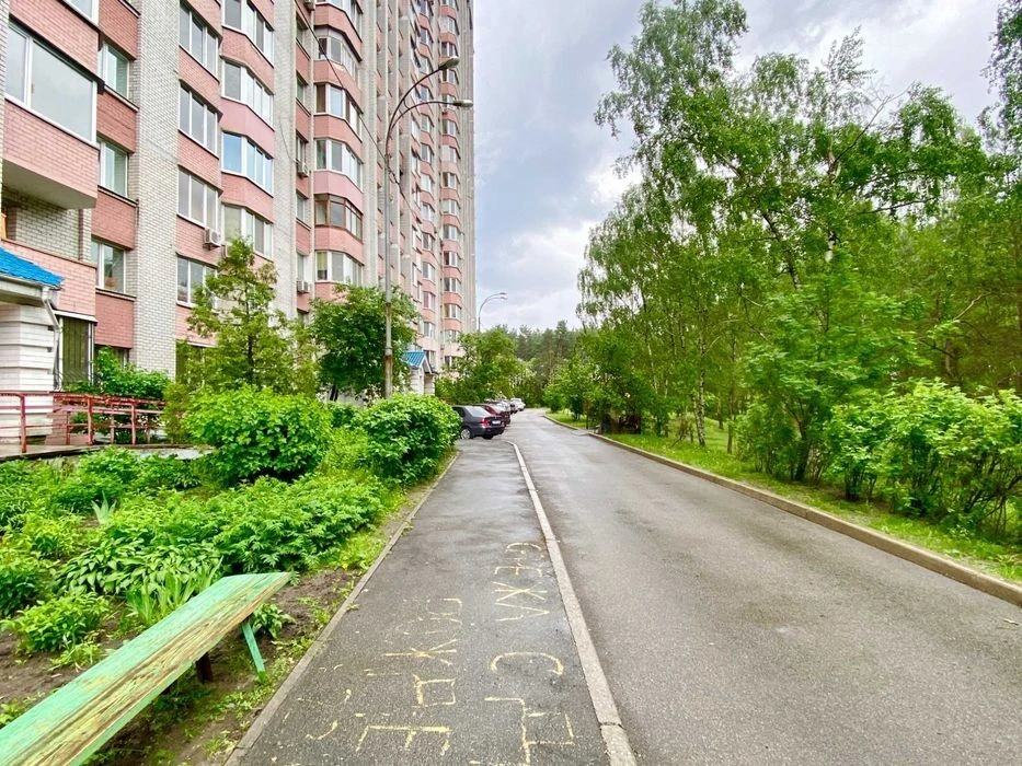 ID 368. ДВРЗ, метро Чернігівська, вул. Алматинська, 41А, Дар