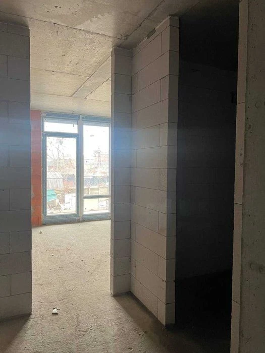 Продам квартиру з балконом на низькому поверсі