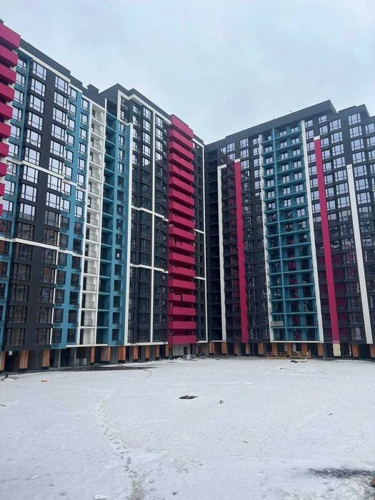 Продам квартиру з балконом на низькому поверсі