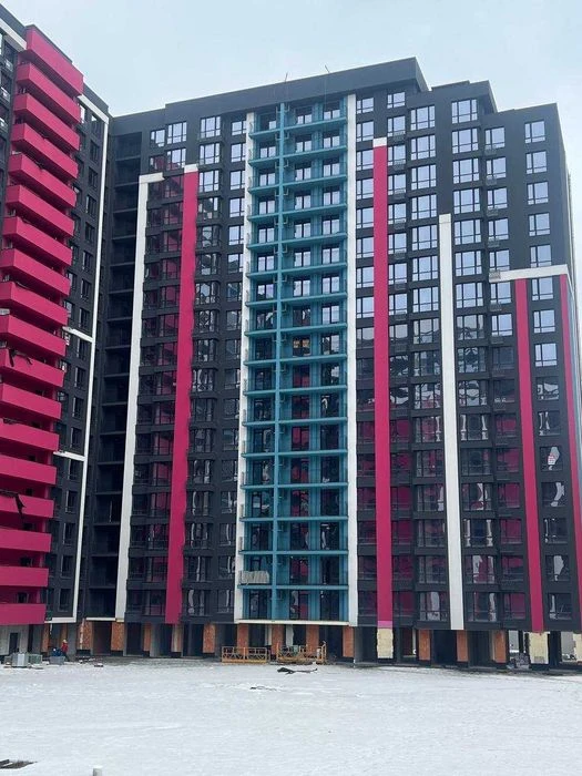 Продам квартиру з балконом на низькому поверсі