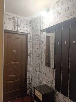 2 кімнатна квартира, за жіночою консультацією (світло не вим