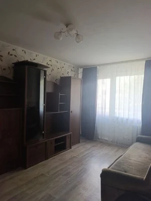 2 кімнатна квартира, за жіночою консультацією (світло не вим