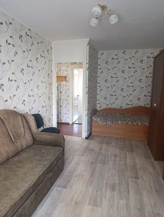 2 кімнатна квартира, за жіночою консультацією (світло не вим