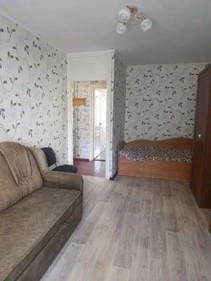 2 кімнатна квартира, за жіночою консультацією (світло не вим
