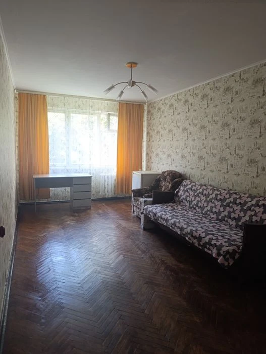 2 кімнатна квартира, за жіночою консультацією (світло не вим
