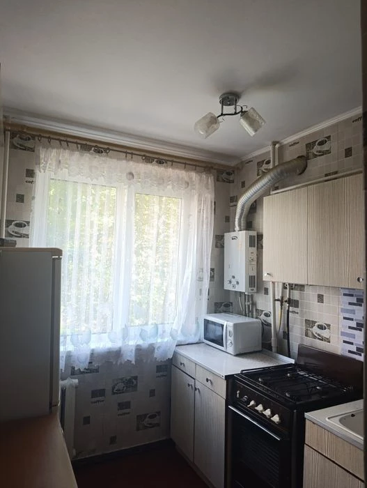 2 кімнатна квартира, за жіночою консультацією (світло не вим